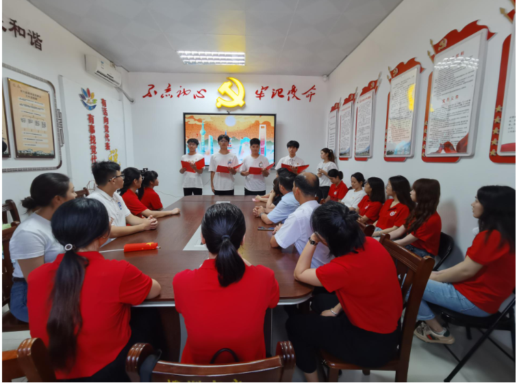 图10：学生在美丽南方忠良村开展教学活动.png
